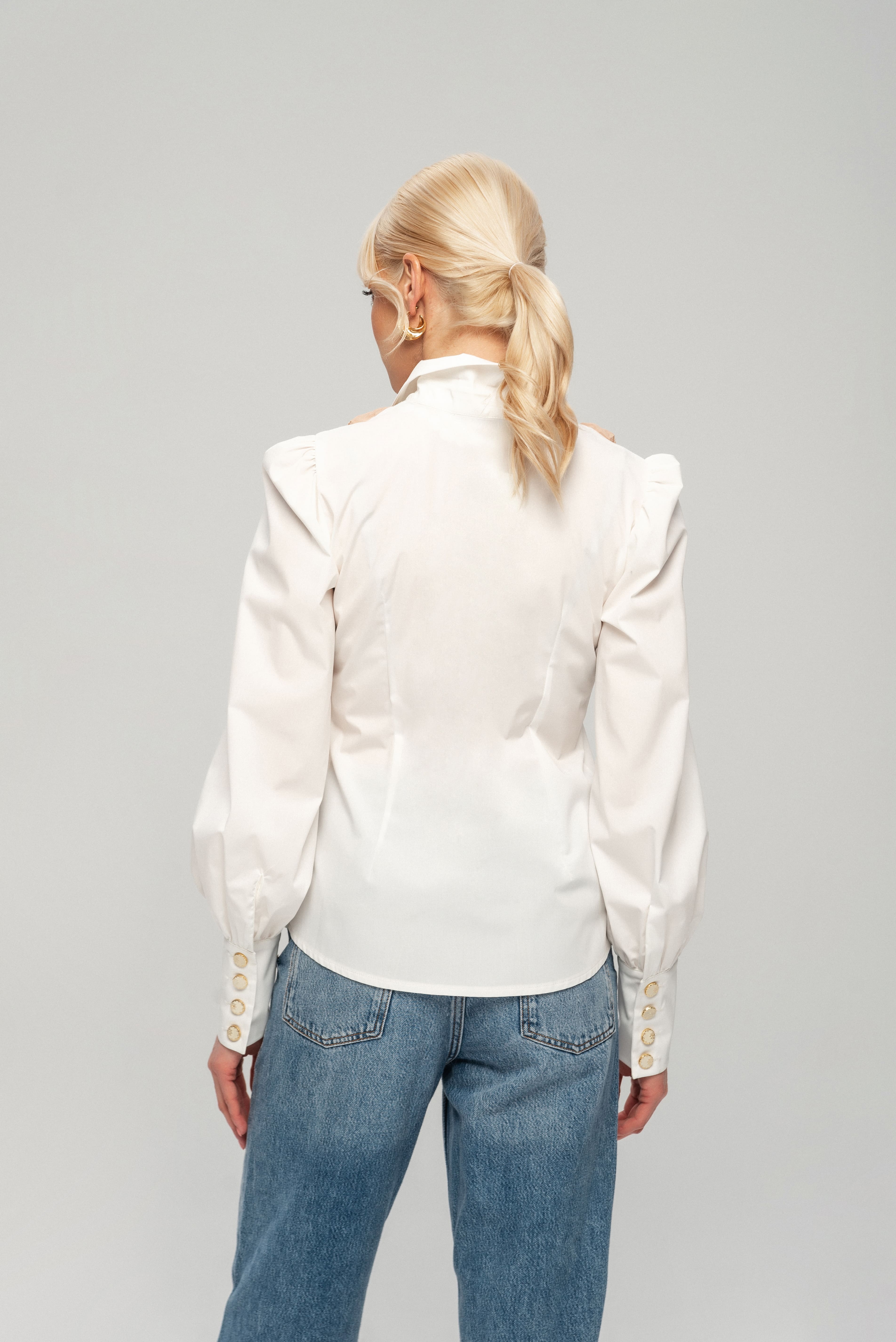Картинка Біла блуза з рюшами